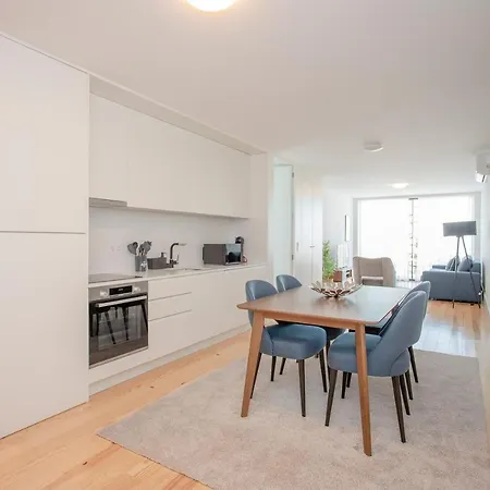 Apartment Liiiving In - View *