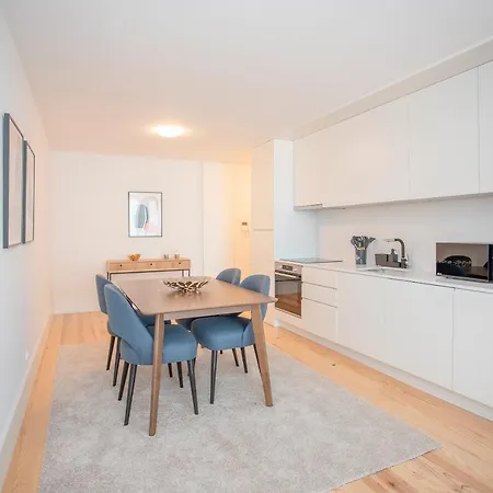 Apartment Liiiving In - View *