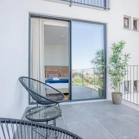 Liiiving In - View Apartment Porto