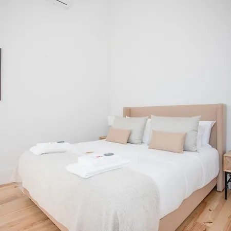 Liiiving In - View Apartment