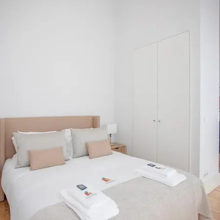 Liiiving In - View Apartment