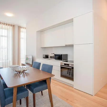 Liiiving In - View Apartment