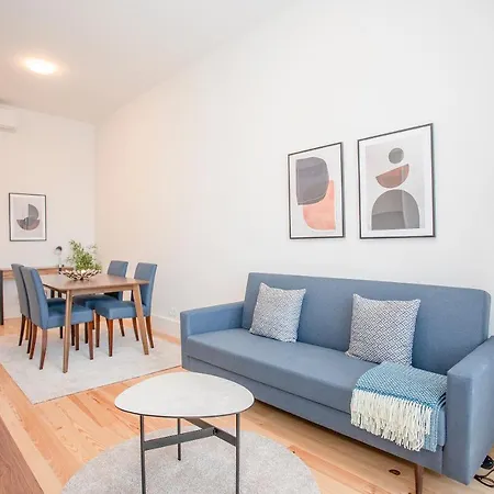 Liiiving In - View Apartment