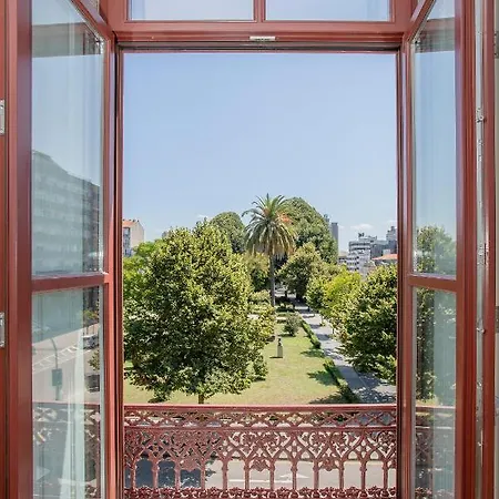 Liiiving In - View Apartment