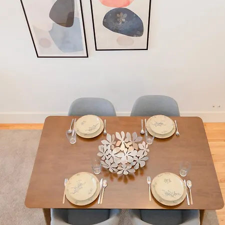 Apartment Liiiving In - View *