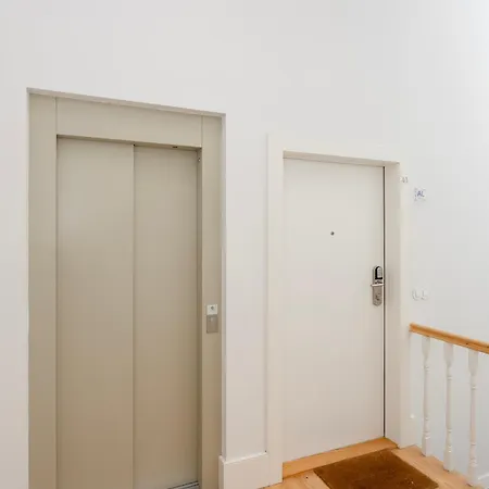 Liiiving In - View Apartment *