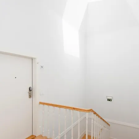 Liiiving In - View Apartment Porto