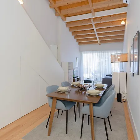 Liiiving In - View Apartment